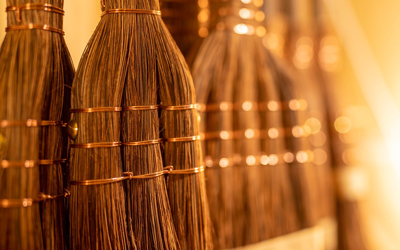 国産シダ箒 | 庭箒・京箒 国内で唯一の製造元 -Broom Craft