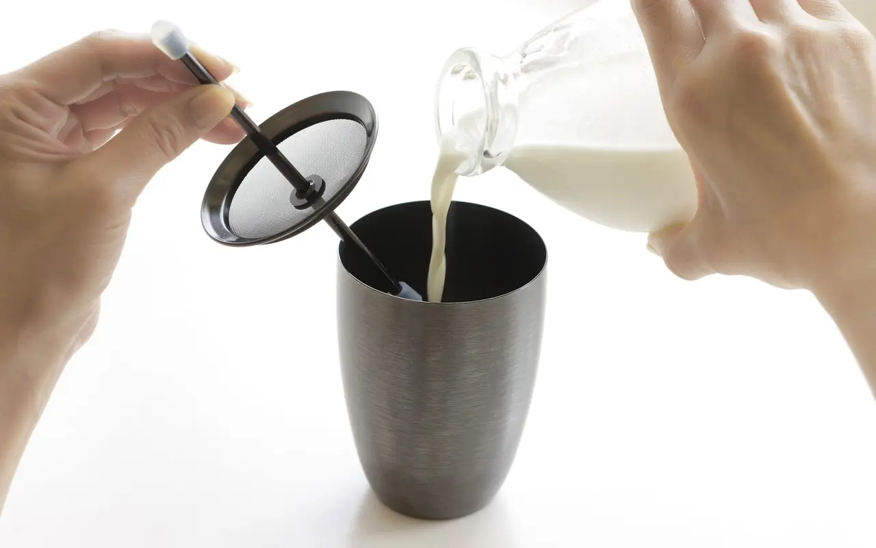 珈琲考具 シェイクdeラテ 黒発色 牛乳を注ぐ