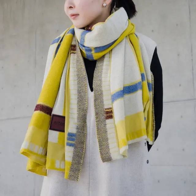 ストール tanbo イエロー 首に掛けた着用例