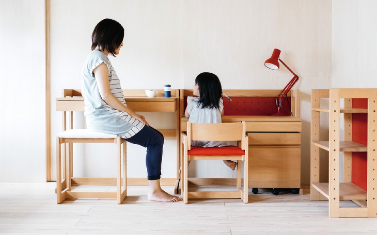 日本いいもの屋　大人になっても使える無垢の学習机 | MUCMOC - 杉工場 -