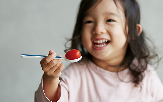 キッズディッシュのスプーンとお子様の笑顔